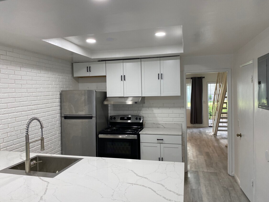 656 W Main St Unit d, Tustin, CA 92780 Condo for Rent in Tustin, CA