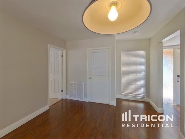 Foto del edificio - 1906 Radcliffe Dr N