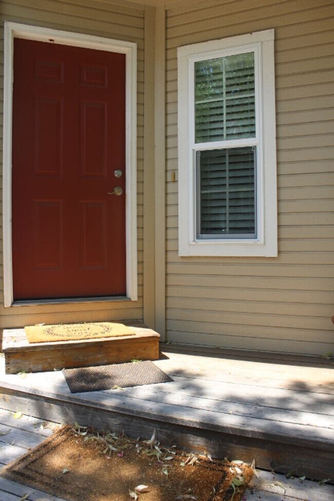 Foto del edificio - Gorgeous 2 Story End Unit in Lakewood!