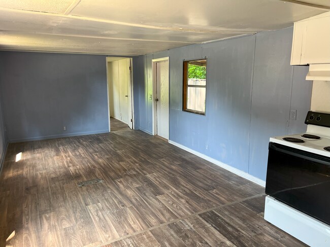 Building Photo - 6690 Skyview Dr SE