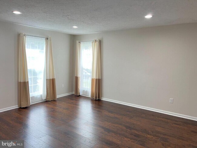 Building Photo - 212 Perrywinkle Ln