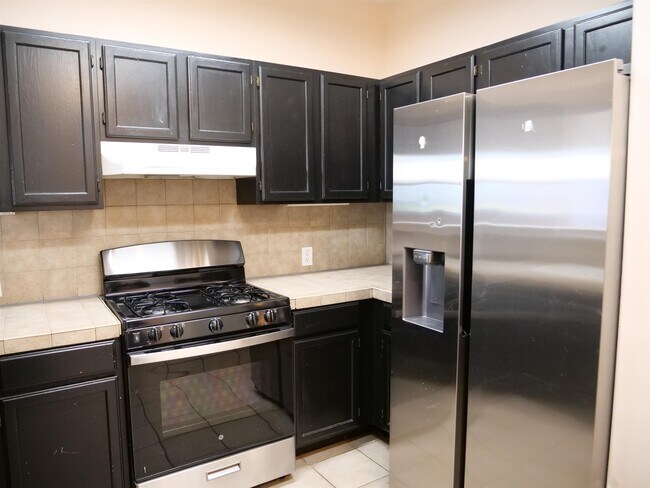 Foto del edificio - 2445 Monarch Dr