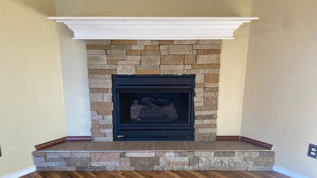 Building Photo - Spacious 3 Bedroom Condo!