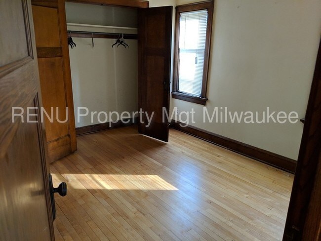 Building Photo - Upper Duplex