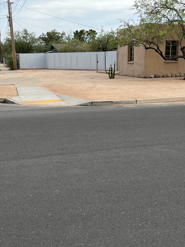 Building Photo - 2037 N Santa Rosa Ave