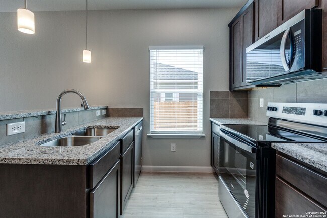 Foto del edificio - Charming 3-Bedroom Home with Spacious Layo...