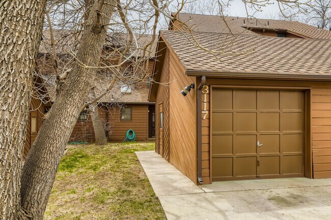 Building Photo - Updated 3 BDR Townhome in King's Ridge