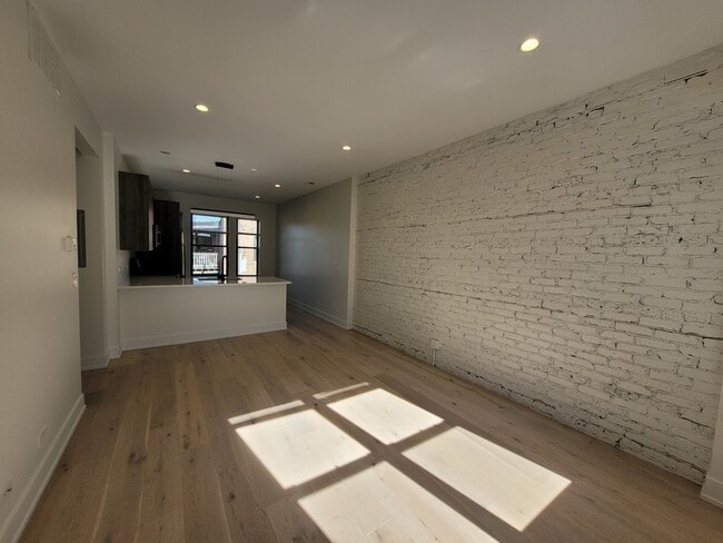 Building Photo - 1334 W Bryn Mawr Ave