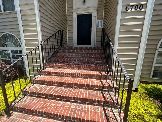 Foto del edificio - Lovely Greensboro 2 bedroom, 2 bathroom to...