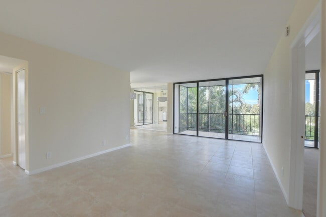 Building Photo - 6797 Willow Wood Dr