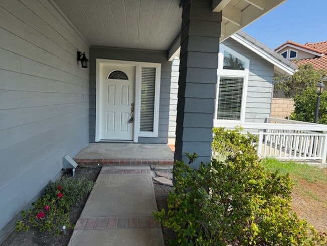 Foto del edificio - White Picket Fence Home in Irvine