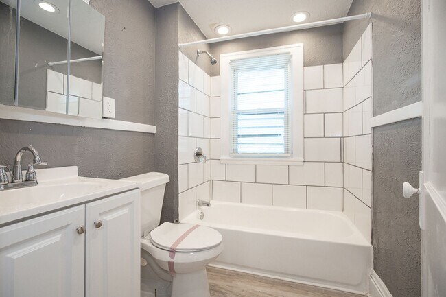 Building Photo - 364 E 161st St