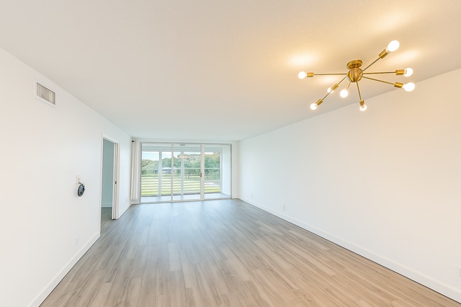 Building Photo - 4030 W Palm Aire Dr