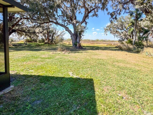 Foto del edificio - LAKE FRONT BRAND NEW Beautiful 3 bedroom on Lake Toho!