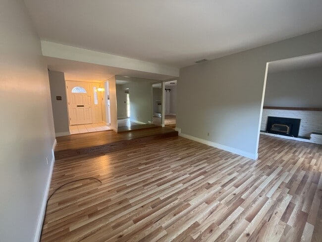 Building Photo - Beautiful 3 BDRM, 2 BATH Home w/ American ...