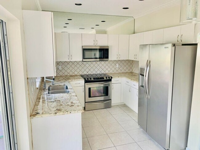 Building Photo - 10837 Palm Spring Dr