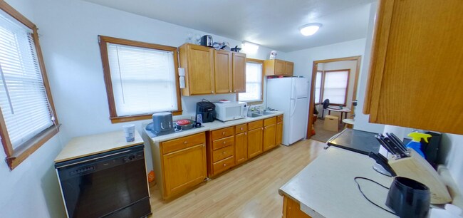Building Photo - 3D Tour Available - Huge House + Pet Frien...