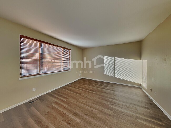 Foto del edificio - 12865 Roslyn St