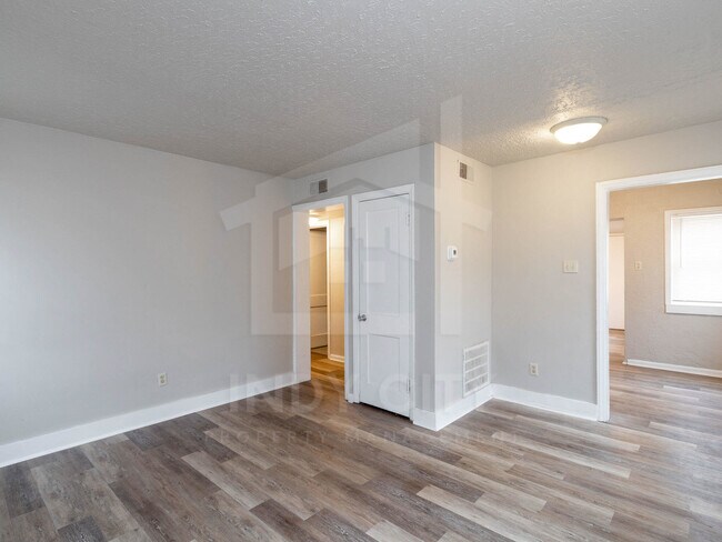 Foto del edificio - 2113 Medford Ave