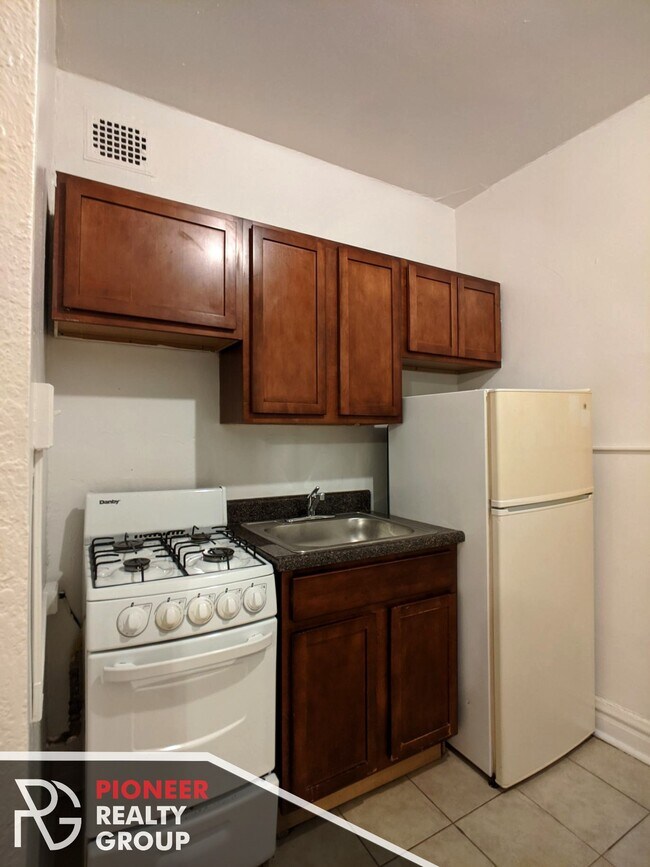 Building Photo - 4827 N Damen Ave
