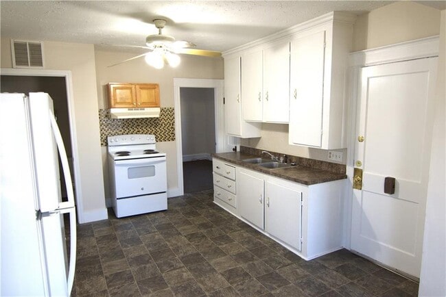 Building Photo - 166 6th Ave