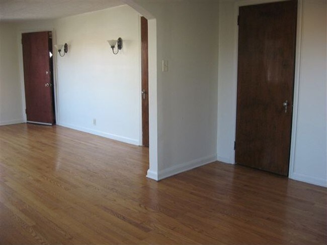 Building Photo - 5647 Hamilton Ave