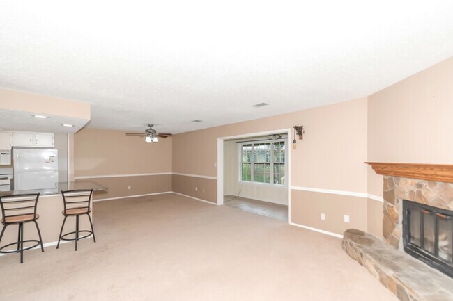 Building Photo - 2106 Palmyra Dr SE
