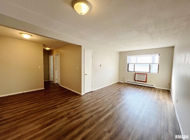 Building Photo - 15804 3rd St