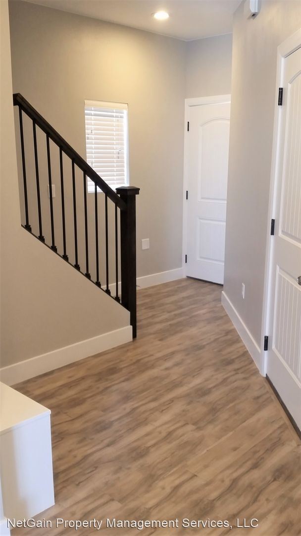 Building Photo - 3 br, 2.5 bath House - 175 E Fiddlers Cany...
