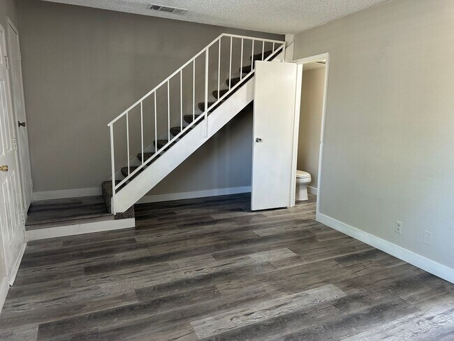 Foto del edificio - Three bedroom townhome with 2 car garage a...