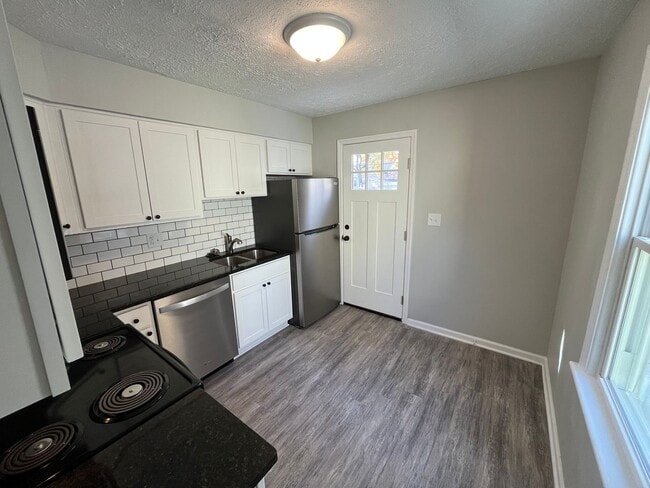 Building Photo - **COMPLETELY REMODELED 2-BEDROOM HOUSE IN ...