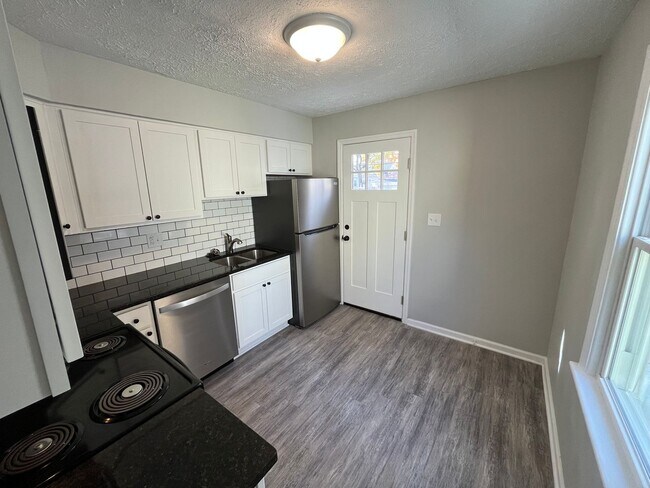 Foto del edificio - **COMPLETELY REMODELED 2-BEDROOM HOUSE IN ...