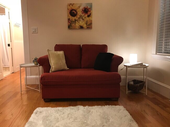 Sitting area - Loveseat - 58 Myrtle St