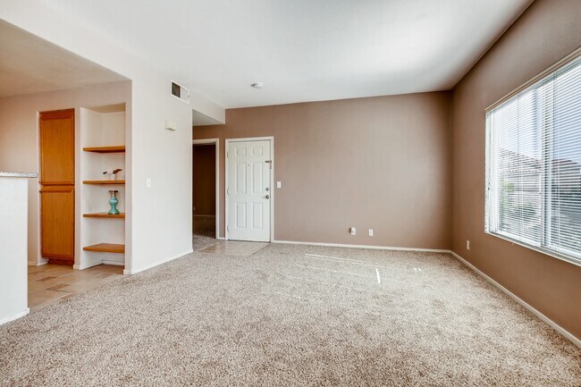 Building Photo - Stunning 2 BR in beautiful location