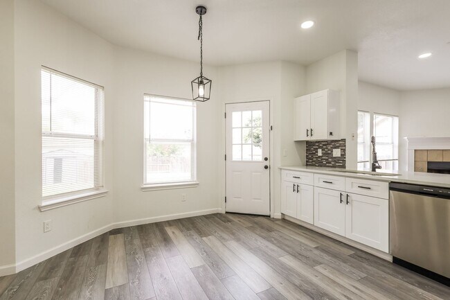 Foto del edificio - Beautifully Designed 4-Bedroom Home with Open-Concept Living less than 7 miles from Randolph AFB