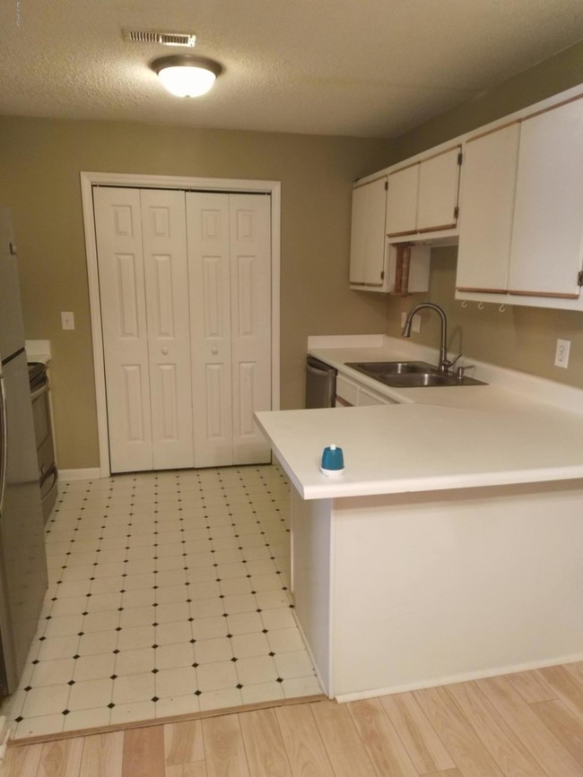 Building Photo - 104 Breezewood Dr
