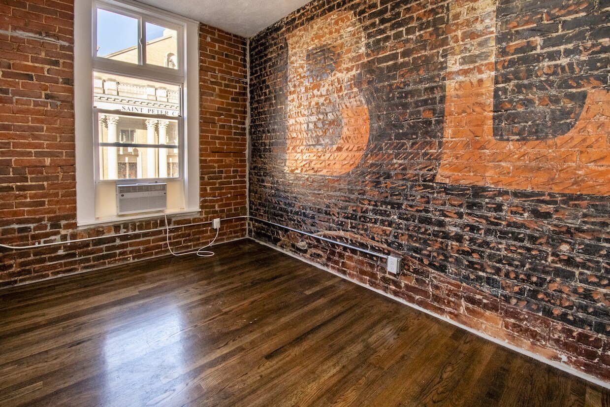 Primary Photo - 2705 Leavenworth St