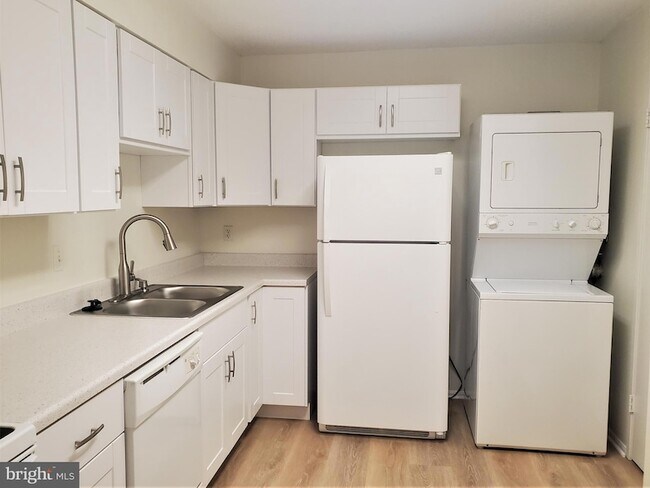 Foto del edificio - 15100 Interlachen Dr