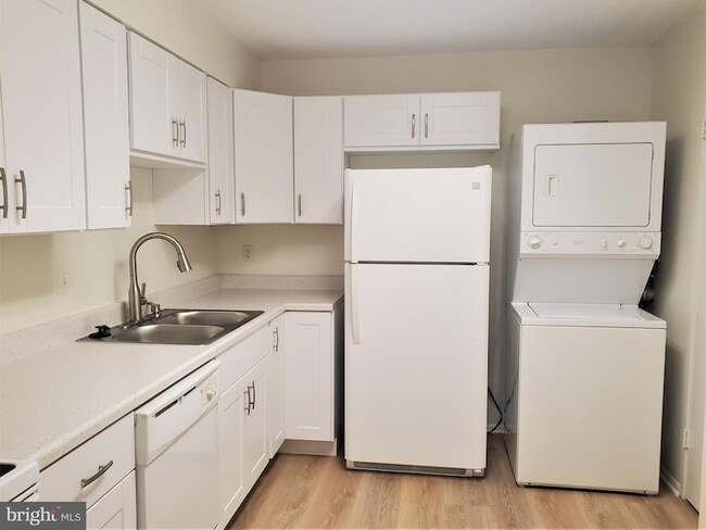 Building Photo - 15100 Interlachen Dr