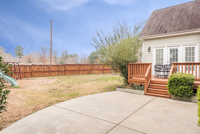 Building Photo - 4 bedroom home with fenced yard close to D...