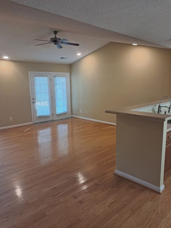 Foto del edificio - Townhouse / Whitsett