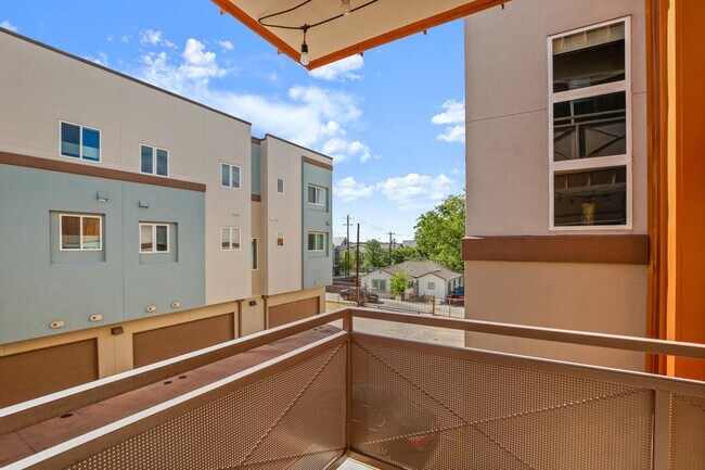 Building Photo - 2827 Manor Rd