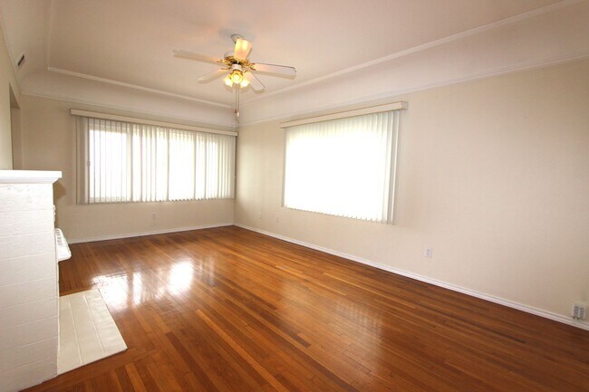 Foto del edificio - Gorgeous 2 bedroom 1 bathroom downstairs apartment available May 1, 2026 with a MOVE IN SPECIAL