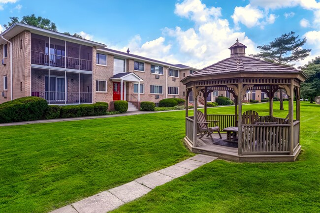 Building Photo - Clover Park Apartments