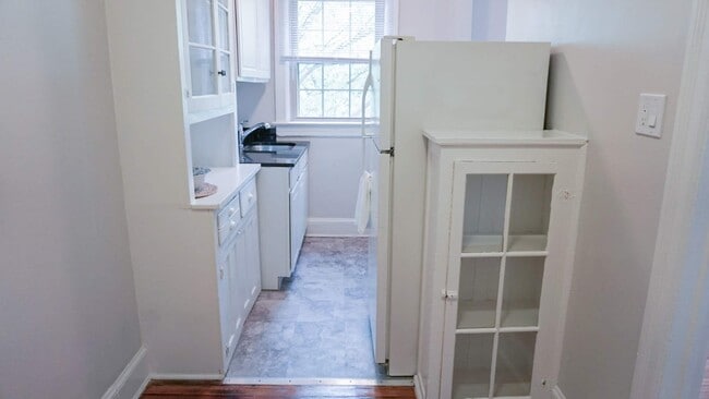 1 BR, Apt 211 Kitchen - Devonshire Courts Apartments - South