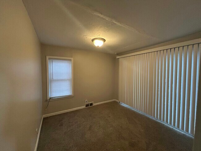 Foto del edificio - 15545 Woodbine Ave