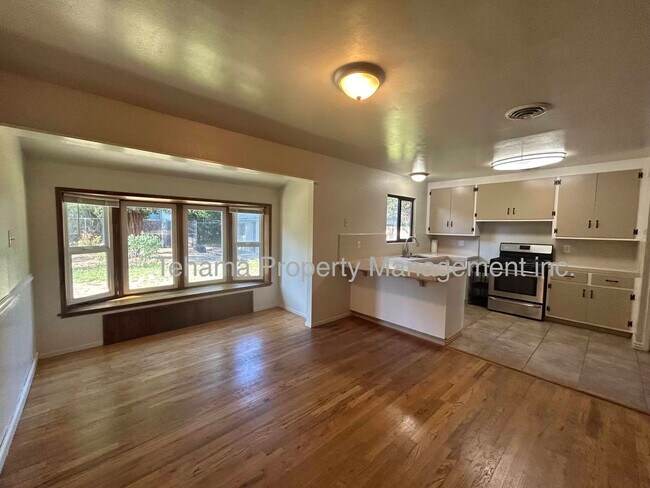 Building Photo - 3 Bedroom 2 Bath Centrally located in Down...