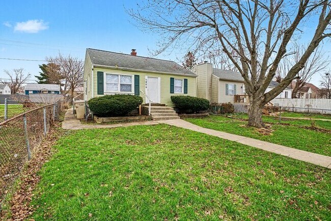 Building Photo - Adorable 2 Bedroom Home