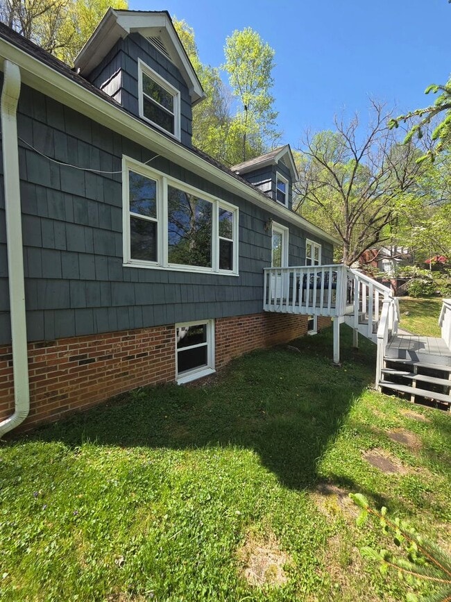 Foto del edificio - $2,300 - 4 Bedroom 2.5 Bathroom Unfurnished House in Forest Hills