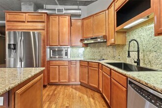 Building Photo - 1616 Fountain View Dr